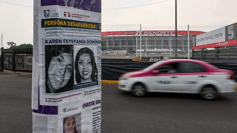 Madres buscadoras tapizan alrededores del Estadio Banorte con fichas de sus desaparecidos